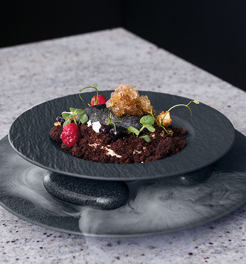 dettaglio di piatto gourmet su tavola apparecchiata